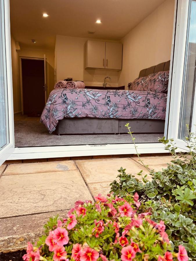 Selborne Studios Off Road Gated Parking Coventry Exterior photo