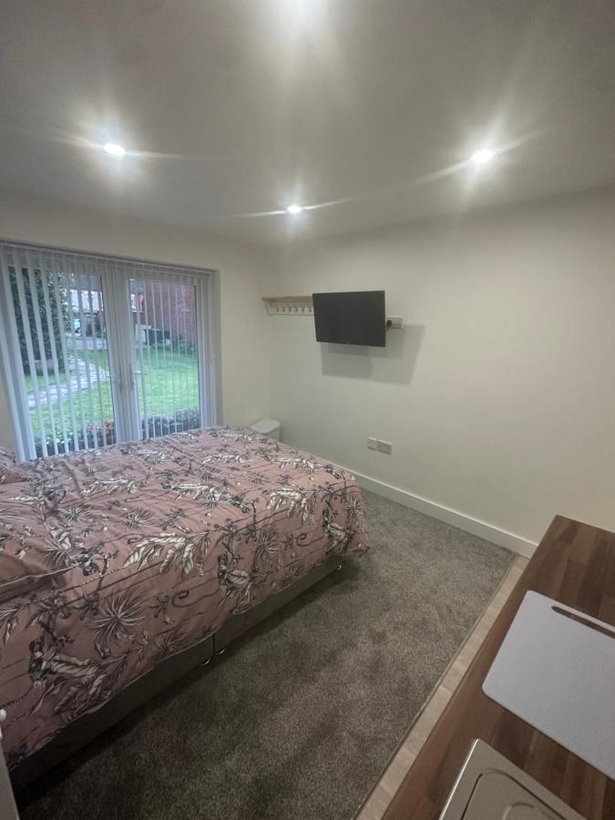 Selborne Studios Off Road Gated Parking Coventry Exterior photo