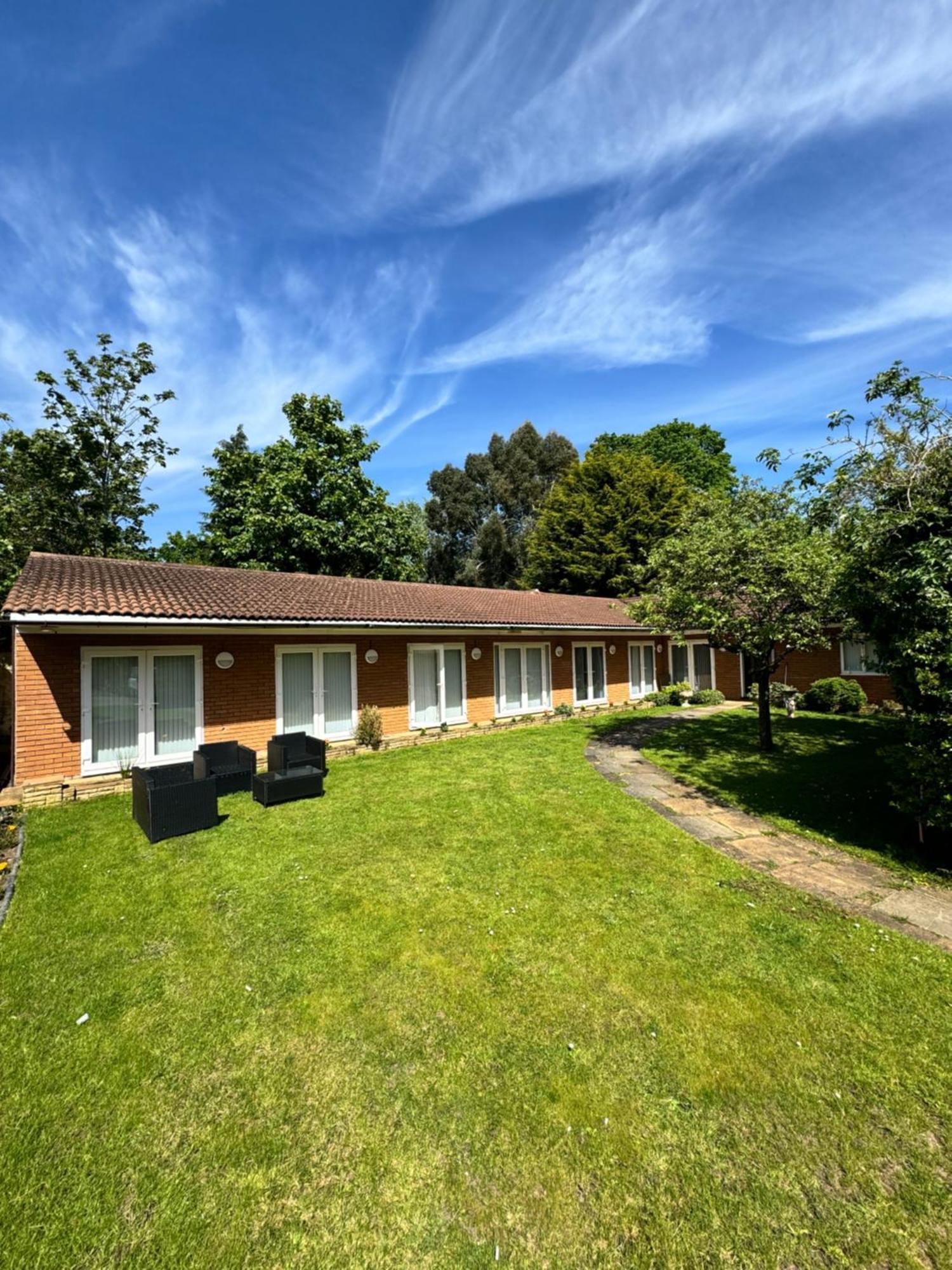 Selborne Studios Off Road Gated Parking Coventry Exterior photo